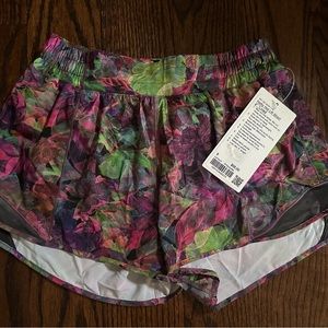 NWT Lululemon Hotty Hot LR Short 4in *Lined - Size 8